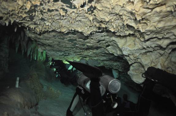Passagem mais estreita do mergulho no Gran Cenote, na região de Tulum, no Yucatán, sul do México (foto de Luis Leal)
